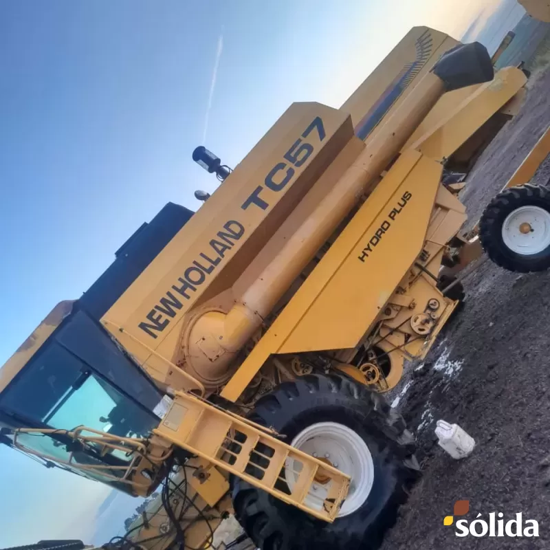 Colheitadeira New Holland TC 57 Ano 2003